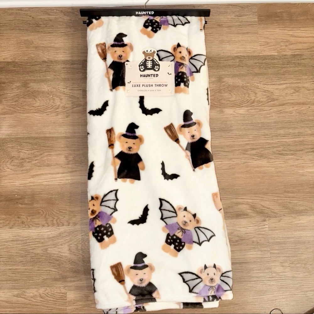 NWT VIRAL Halloween creepy teddy bear oversized plush throw blanket